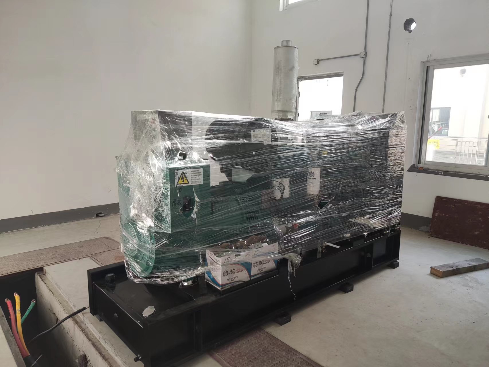 威海市荣成市山东航盛新能源材料有限公司发电机组就位