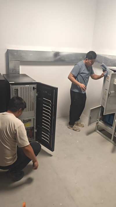 对大型医院UPS电源全面巡检排查，及时消除供电故障风险，守护医疗设备不间断供电。